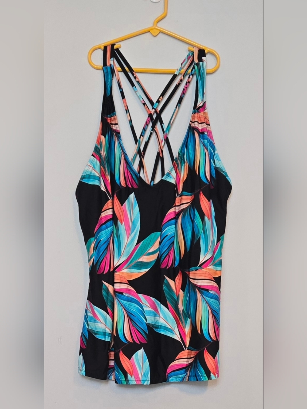 Black Strappy 24th & Ocean Underwire Tankini with Multicolor Leaf Print size 22